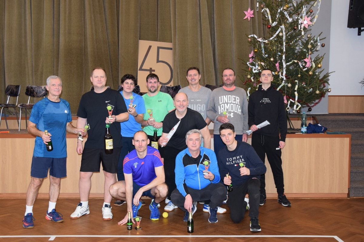 Už 45. ročník turnaje v líném tenise se odehrál v tělocvičně a sále kulturního domu