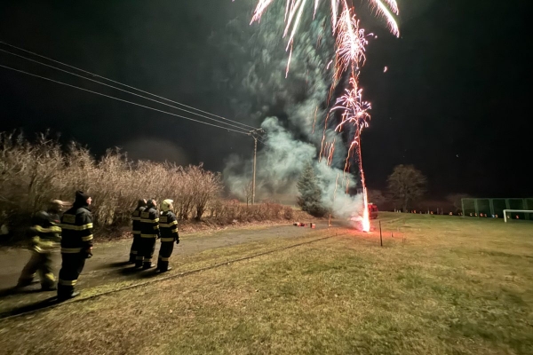 Ohňostrojem na hřišti jsme přivítali nový rok 2024