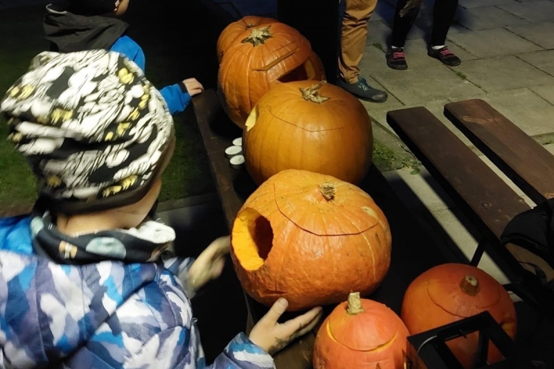 Tradiční dlabání dýní u kulturního domu oslavilo Haloween