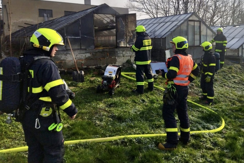 Požár skleníku ve Slatině likvidovaly tři jednotky hasičů