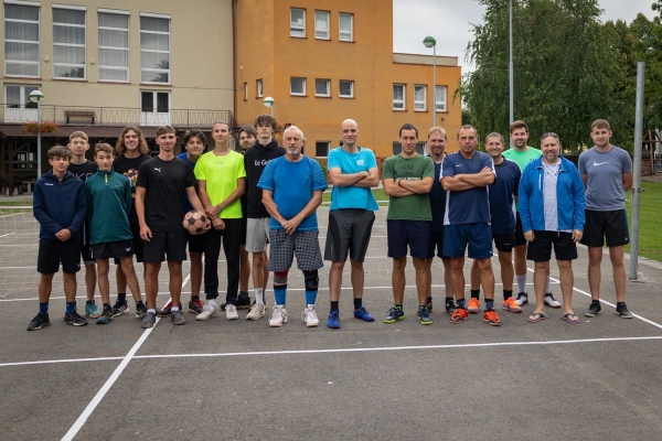 Napínavé souboje přinesl sobotní nohejbalový turnaj o pohár starosty obce