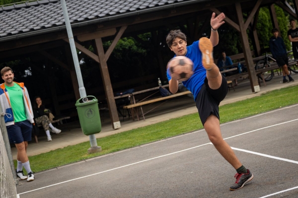 Napínavé souboje přinesl sobotní nohejbalový turnaj o pohár starosty obce