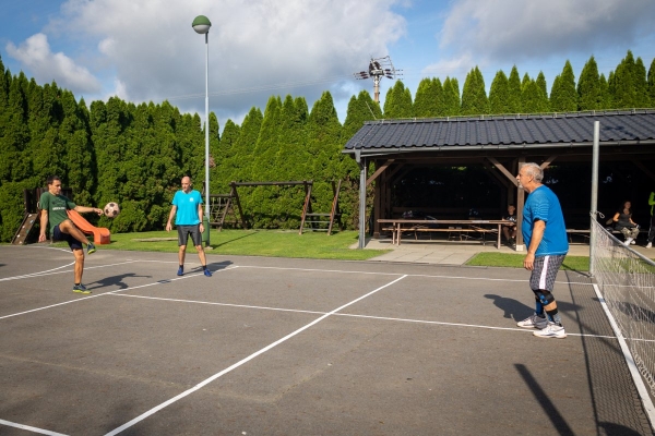 Napínavé souboje přinesl sobotní nohejbalový turnaj o pohár starosty obce