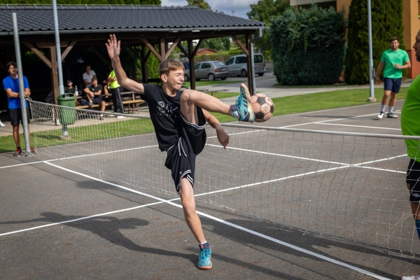 Napínavé souboje přinesl sobotní nohejbalový turnaj o pohár starosty obce