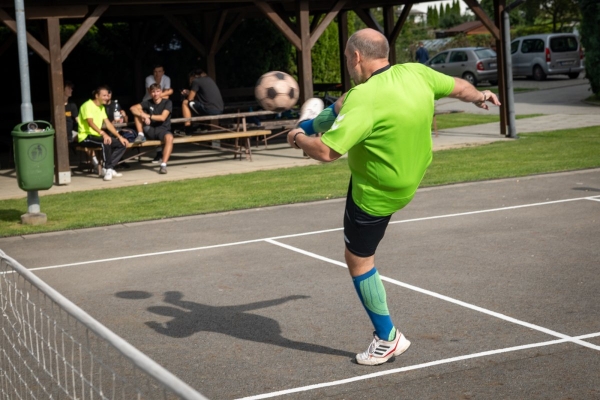 Napínavé souboje přinesl sobotní nohejbalový turnaj o pohár starosty obce