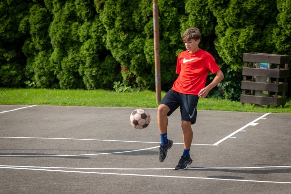 Napínavé souboje přinesl sobotní nohejbalový turnaj o pohár starosty obce