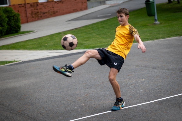 Napínavé souboje přinesl sobotní nohejbalový turnaj o pohár starosty obce