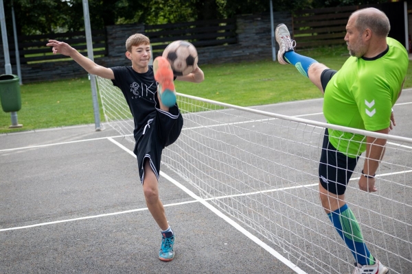 Napínavé souboje přinesl sobotní nohejbalový turnaj o pohár starosty obce
