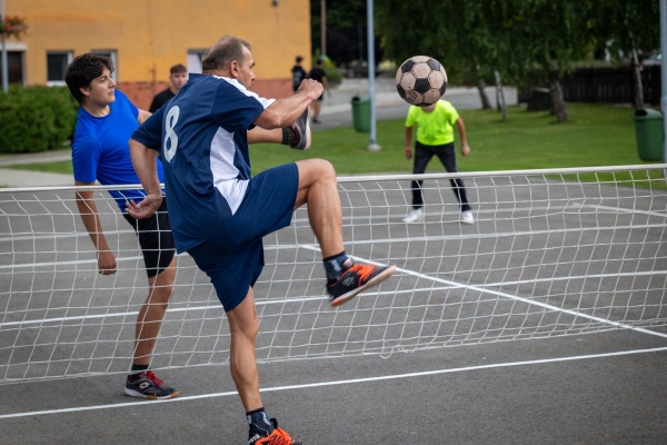 Napínavé souboje přinesl sobotní nohejbalový turnaj o pohár starosty obce