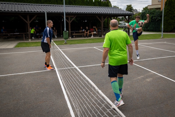 Napínavé souboje přinesl sobotní nohejbalový turnaj o pohár starosty obce