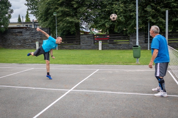 Napínavé souboje přinesl sobotní nohejbalový turnaj o pohár starosty obce