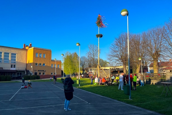 Poslední dubnový den patřil stavění máje u kulturního domu