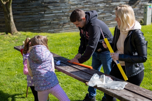 Poslední dubnový den patřil stavění máje u kulturního domu