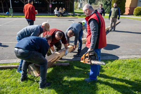 Poslední dubnový den patřil stavění máje u kulturního domu