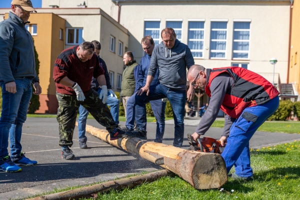 Poslední dubnový den patřil stavění máje u kulturního domu
