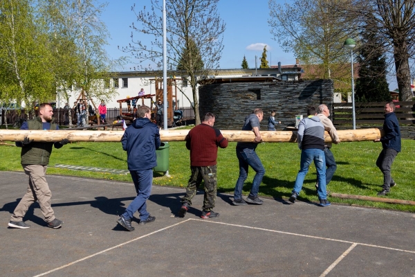 Poslední dubnový den patřil stavění máje u kulturního domu