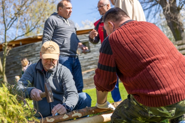 Poslední dubnový den patřil stavění máje u kulturního domu