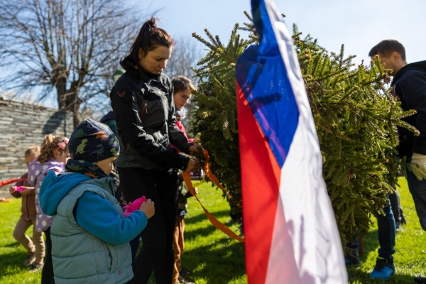 Poslední dubnový den patřil stavění máje u kulturního domu