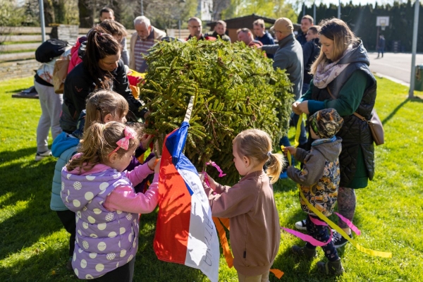 Poslední dubnový den patřil stavění máje u kulturního domu