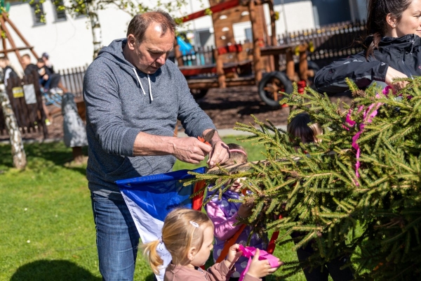 Poslední dubnový den patřil stavění máje u kulturního domu