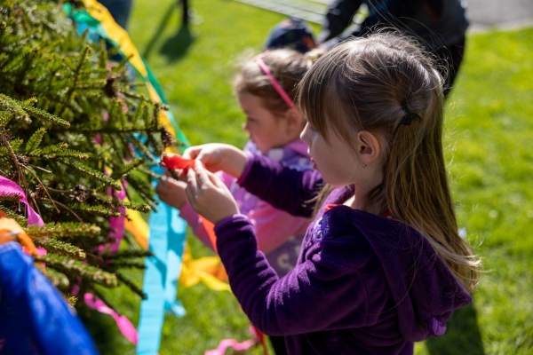 Poslední dubnový den patřil stavění máje u kulturního domu