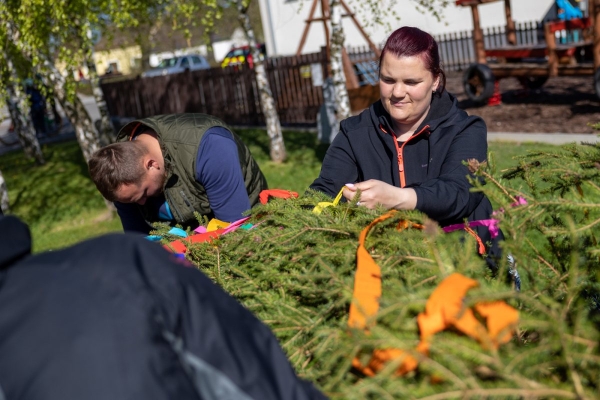 Poslední dubnový den patřil stavění máje u kulturního domu
