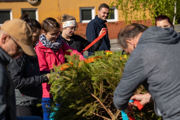 Poslední dubnový den patřil stavění máje u kulturního domu