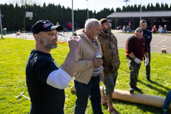 Poslední dubnový den patřil stavění máje u kulturního domu