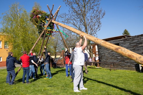Poslední dubnový den patřil stavění máje u kulturního domu