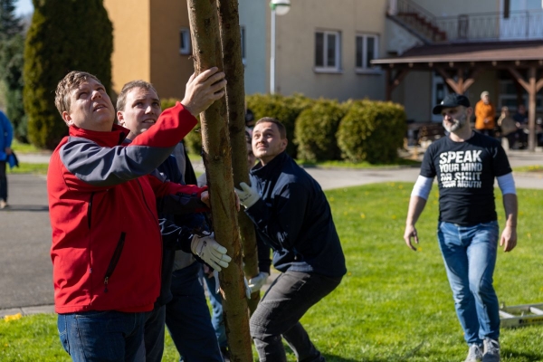 Poslední dubnový den patřil stavění máje u kulturního domu