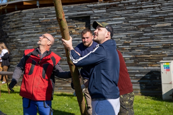 Poslední dubnový den patřil stavění máje u kulturního domu