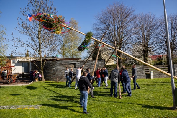 Poslední dubnový den patřil stavění máje u kulturního domu