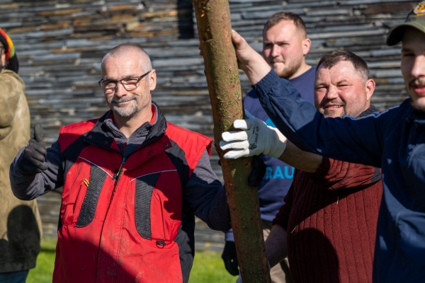 Poslední dubnový den patřil stavění máje u kulturního domu