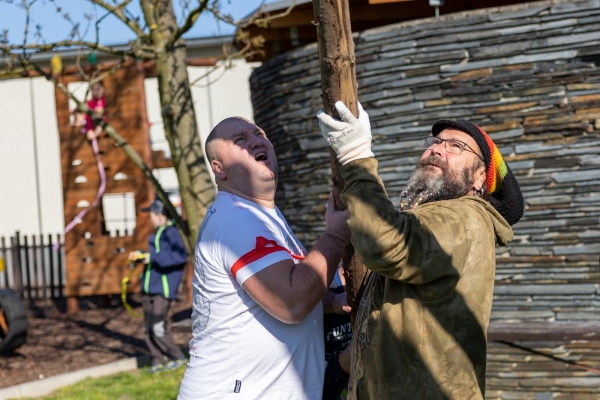 Poslední dubnový den patřil stavění máje u kulturního domu