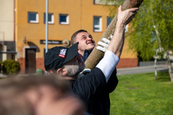 Poslední dubnový den patřil stavění máje u kulturního domu