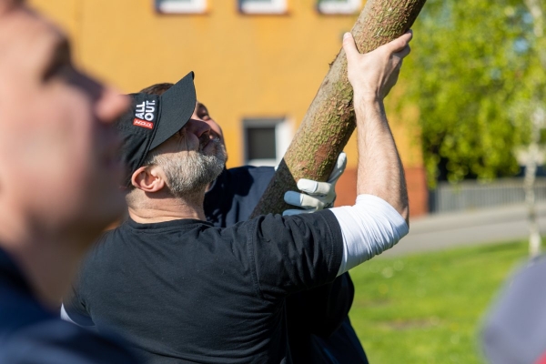 Poslední dubnový den patřil stavění máje u kulturního domu