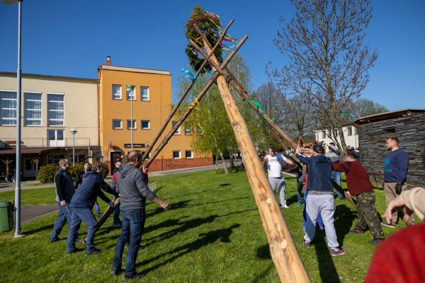 Poslední dubnový den patřil stavění máje u kulturního domu