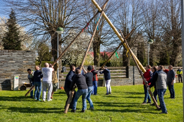 Poslední dubnový den patřil stavění máje u kulturního domu