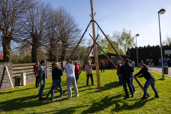 Poslední dubnový den patřil stavění máje u kulturního domu