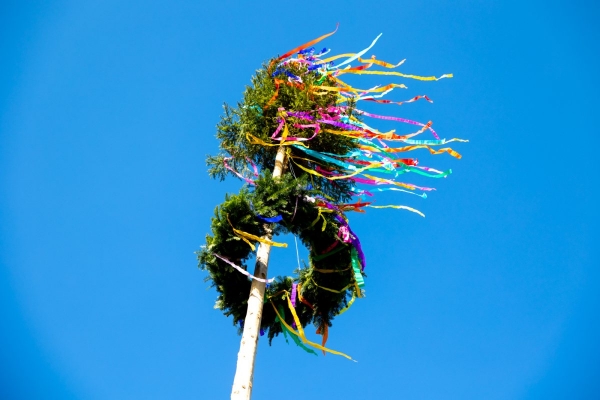 Poslední dubnový den patřil stavění máje u kulturního domu