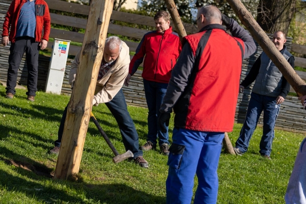 Poslední dubnový den patřil stavění máje u kulturního domu