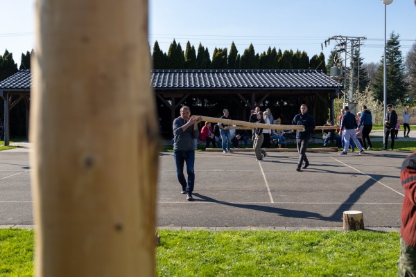 Poslední dubnový den patřil stavění máje u kulturního domu