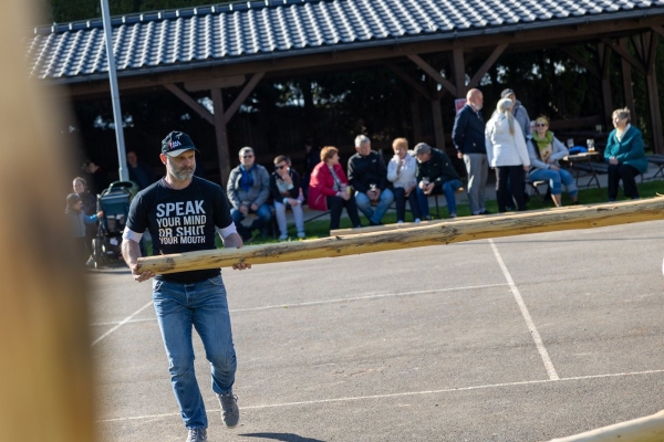 Poslední dubnový den patřil stavění máje u kulturního domu