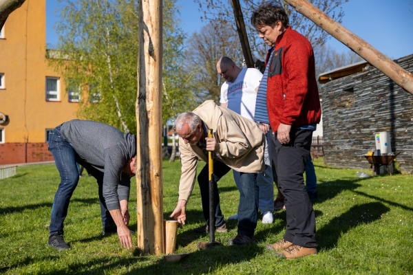 Poslední dubnový den patřil stavění máje u kulturního domu