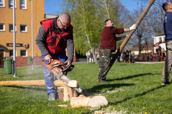 Poslední dubnový den patřil stavění máje u kulturního domu
