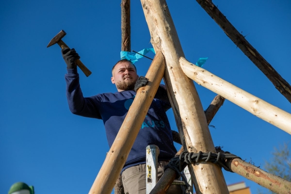 Poslední dubnový den patřil stavění máje u kulturního domu