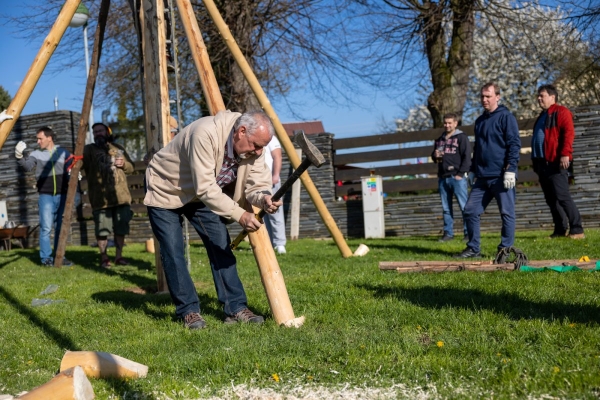 Poslední dubnový den patřil stavění máje u kulturního domu
