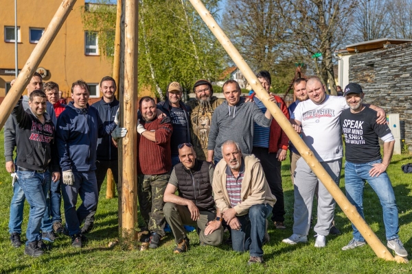 Poslední dubnový den patřil stavění máje u kulturního domu