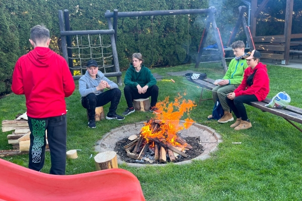 Poslední dubnový den patřil stavění máje u kulturního domu