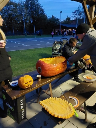Tradiční dlabání dýní u kulturního domu oslavilo Haloween